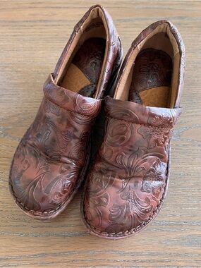 b•ø•c Women's Paisley Embossed Vegan Leather Brown Clogs Size 6